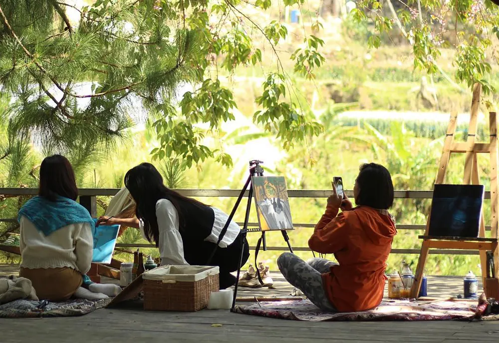 Lớp vẽ The Healing Brush (TP Đà Lạt) thu hút nhiều bạn trẻ tham gia để bày tỏ nỗi niềm qua màu sắc, cọ vẽ