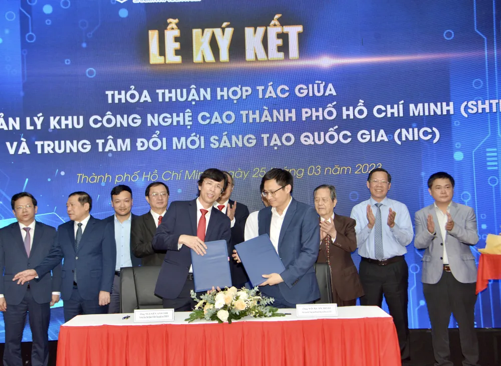 Ký kết hợp tác giữa Khu Công nghệ cao TPHCM với Trung tâm Đổi mới sáng tạo Quốc gia. Ảnh: CAO THĂNG