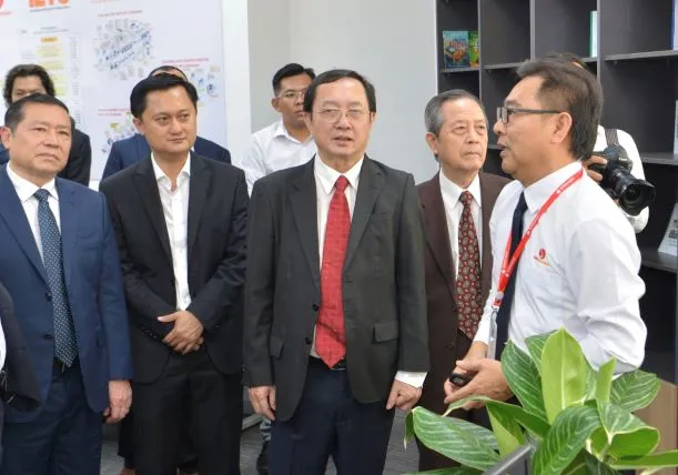 Đồng chí Huỳnh Thành Đạt (thứ ba từ trái sang) cùng các đại biểu dự lễ ra mắt. Ảnh: CAO THĂNG