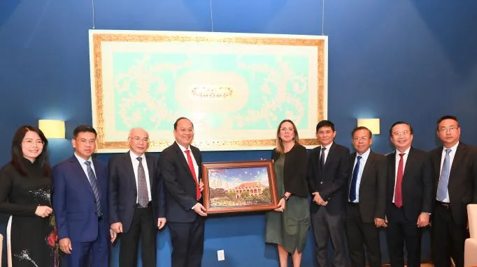 Đồng chí Nguyễn Hồ Hải tặng quà lưu niệm cho bà Mariana Aymerich Ordónez. Ảnh: VIỆT DŨNG