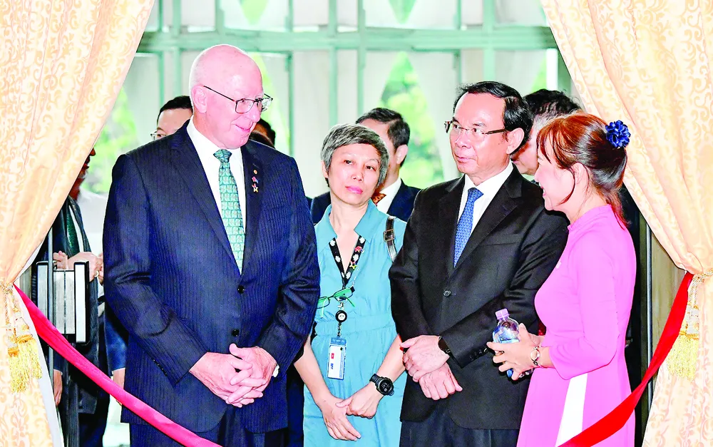 Bí thư Thành ủy TPHCM Nguyễn Văn Nên và Toàn quyền Australia David Hurley cùng phu nhân tham quan Hội trường Thống Nhất. Ảnh: VIỆT DŨNG