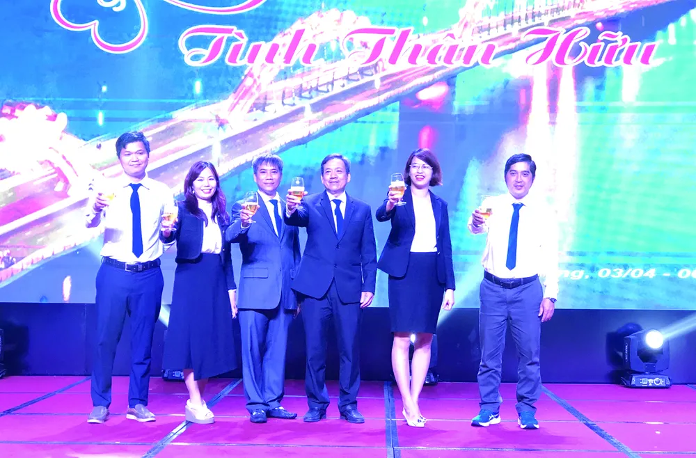 Đại diện lãnh đạo công ty khai tiệc đêm giao lưu Đại diện lãnh đạo công ty khai tiệc đêm giao lưu