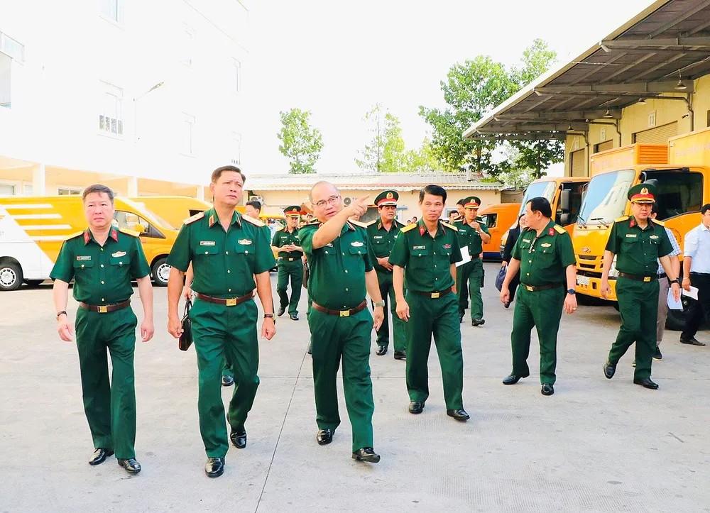 Trung tướng Nguyễn Trường Thắng, Tư lệnh Quân khu 7(thứ hai từ trái sang) đi thực tế đôn đốc các đơn vị di dời nhà xưởng để bàn giao mặt bằng