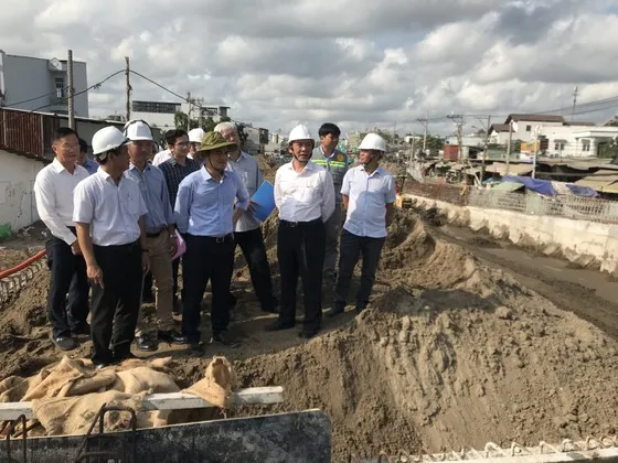 Phó Chủ tịch UBND TPHCM Bùi Xuân Cường kiểm tra tiến độ xây dựng cầu Long Kiểng, huyện Nhà Bè. Ảnh: QUỐC HÙNG