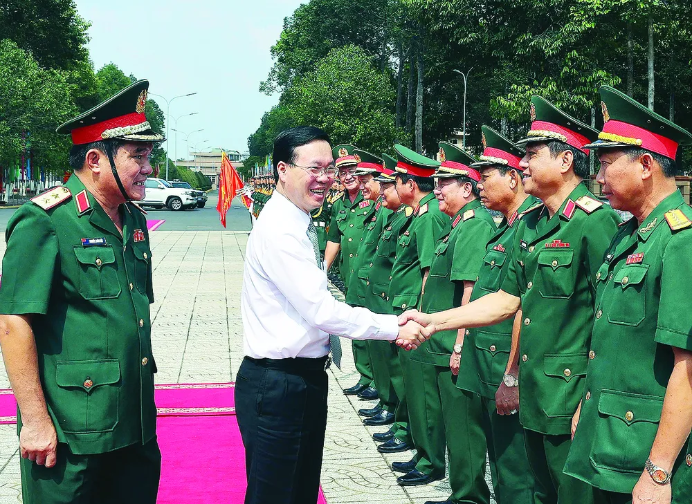 Chủ tịch nước Võ Văn Thưởng thăm, làm việc với Bộ Tư lệnh Quân khu 9. Ảnh: TTXVN Chủ tịch nước Võ Văn Thưởng thăm, làm việc với Bộ Tư lệnh Quân khu 9. Ảnh: TTXVN