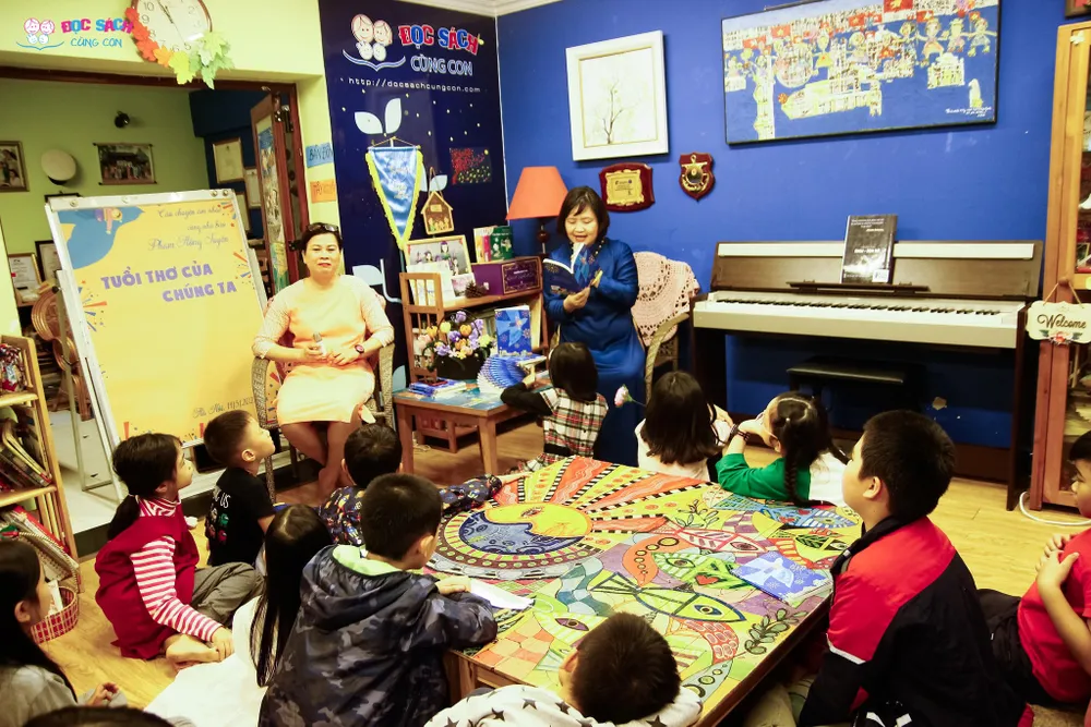 TS Nguyễn Thụy Anh trong một buổi đọc sách cùng các em nhỏ tại CLB Đọc sách cùng con