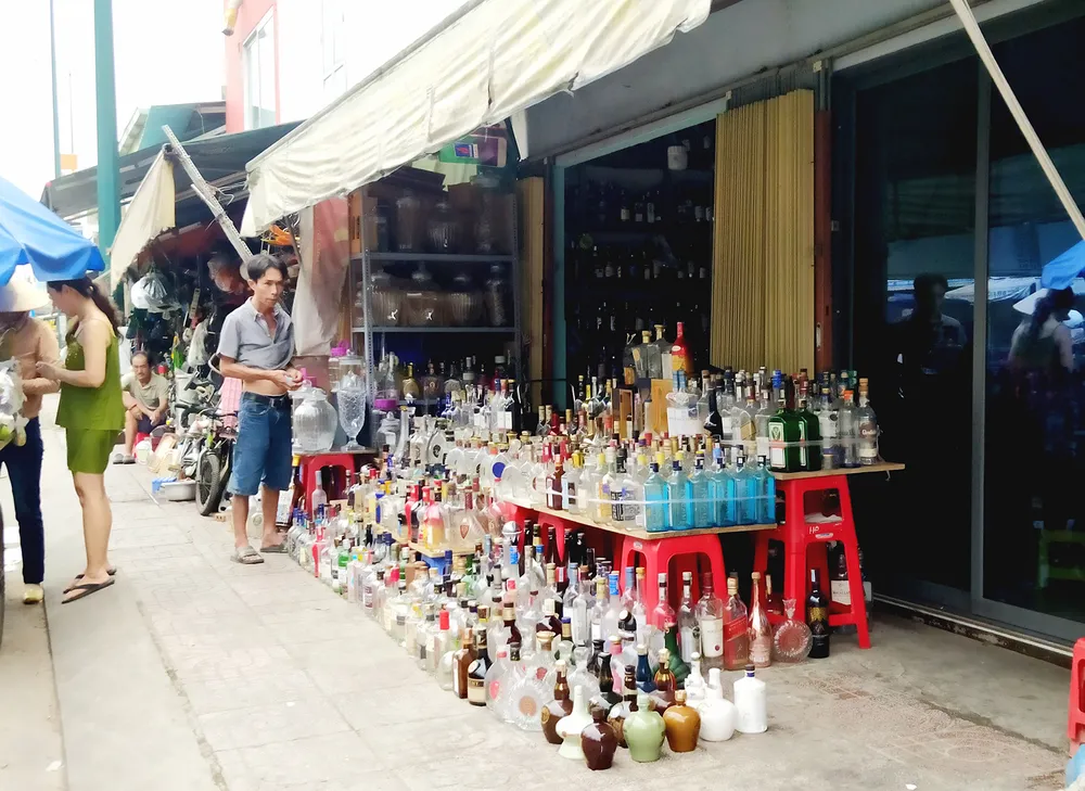 Một cửa hàng bày bán đồ cũ trên đường Nguyễn Kiệm (quận Phú Nhuận, TPHCM)