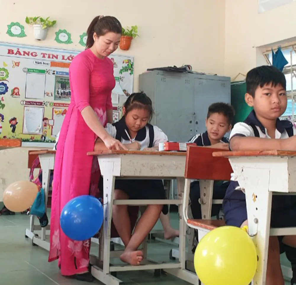 Cô Lê Thị Tuyết Nhung tận tâm phụ đạo để các em học sinh tiến bộ Cô Lê Thị Tuyết Nhung tận tâm phụ đạo để các em học sinh tiến bộ