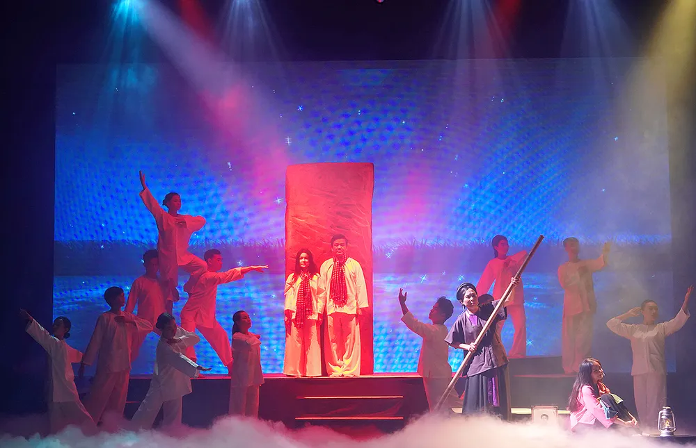 Một cảnh trong vở cải lương Câu hò đất mẹ