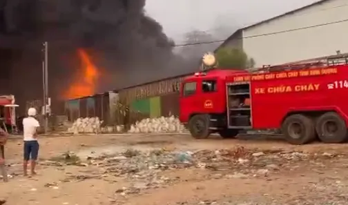Bình Dương: Dập tắt đám cháy tại cơ sở chứa phế liệu 