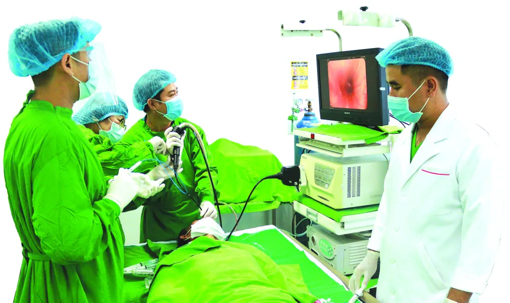 Bác sĩ Việt Nam tại Bệnh viện Chợ Rẫy Phnom Penh đang nội soi cho bệnh nhân Campuchia
