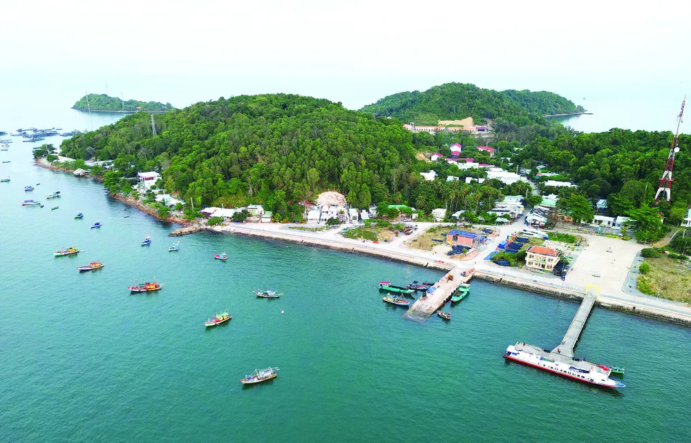 Quần đảo "Hải Tặc" với cầu tàu, Trạm Biên phòng, trụ sở UBND xã Tiên Hải nhìn từ phía biển. Ảnh: QUỐC BÌNH