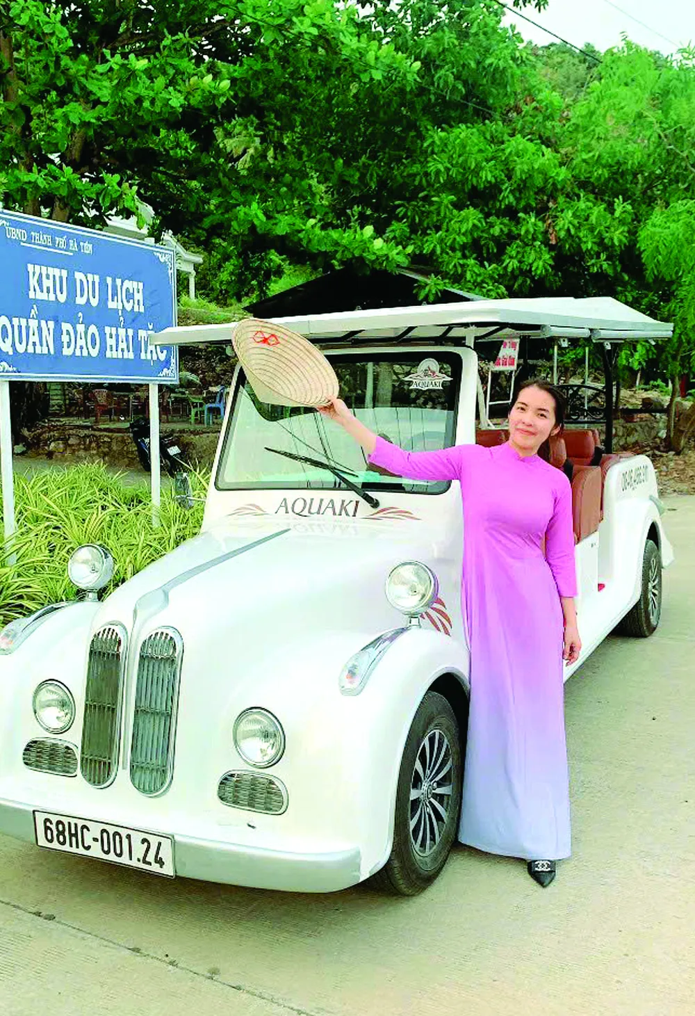 Xe điện chở khách vòng quanh đảo Hòn Đốc, trung tâm hành chính của xã Tiên Hải. Ảnh: THẢO LY