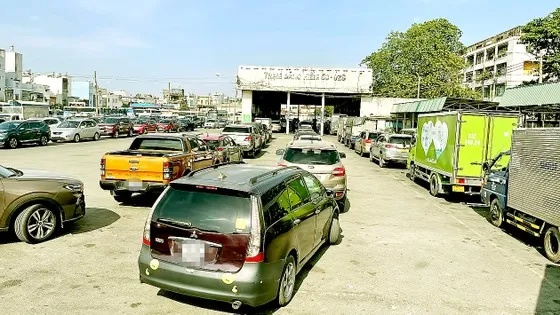 Ô tô xếp hàng dài chờ đăng kiểm tại Trung tâm đăng kiểm xe cơ giới