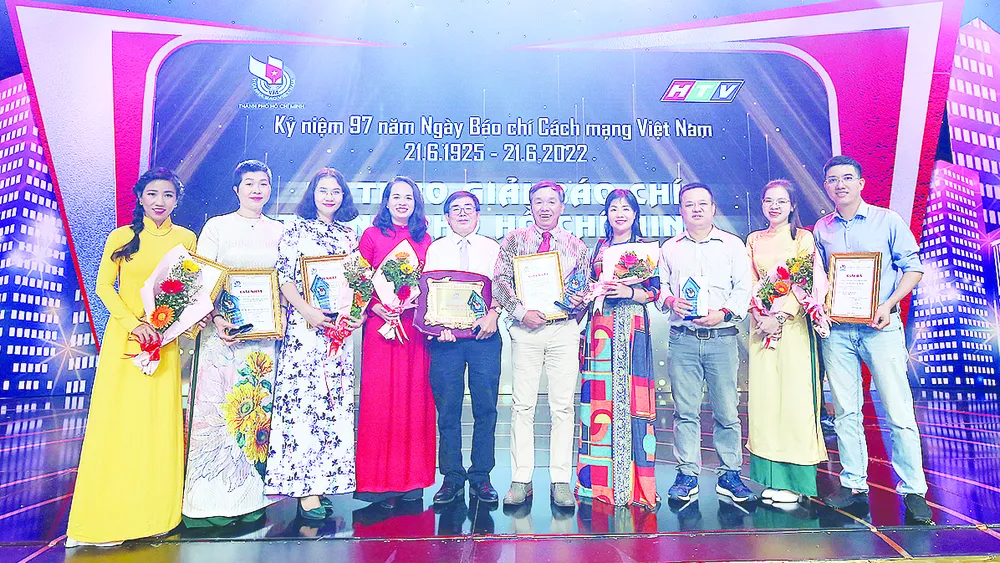 Các phóng viên Báo SGGP đoạt giải báo chí TPHCM năm 2022. Ảnh: PHƯƠNG NGHI