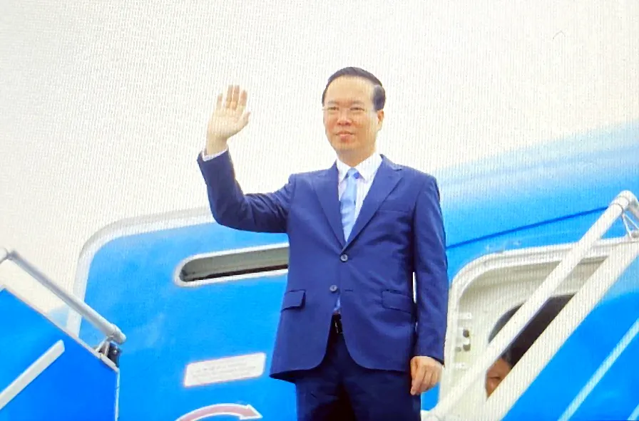 Chủ tịch nước Võ Văn Thưởng lên đường tham dự lễ đăng quang của Nhà vua Anh Charles III. Ảnh: TTXVN