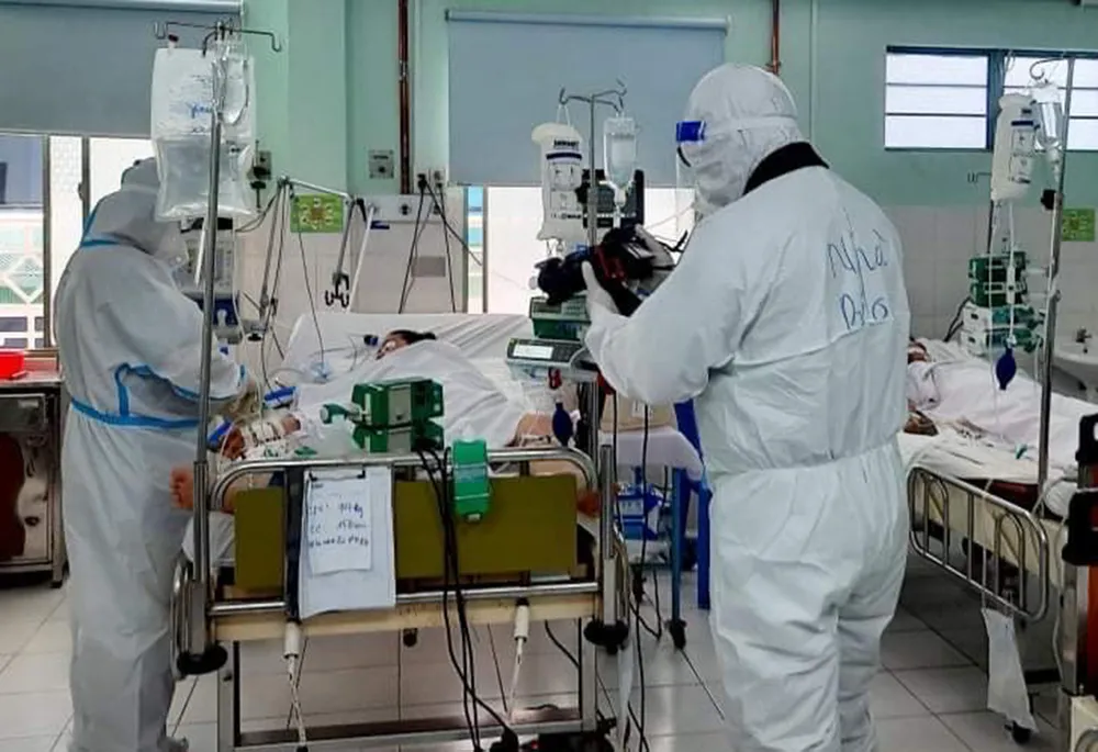 Phóng viên Báo SGGP tác nghiệp tại một bệnh viện điều trị Covid-19 trong những ngày bùng phát dịch bệnh. Ảnh: HOÀNG HÙNG