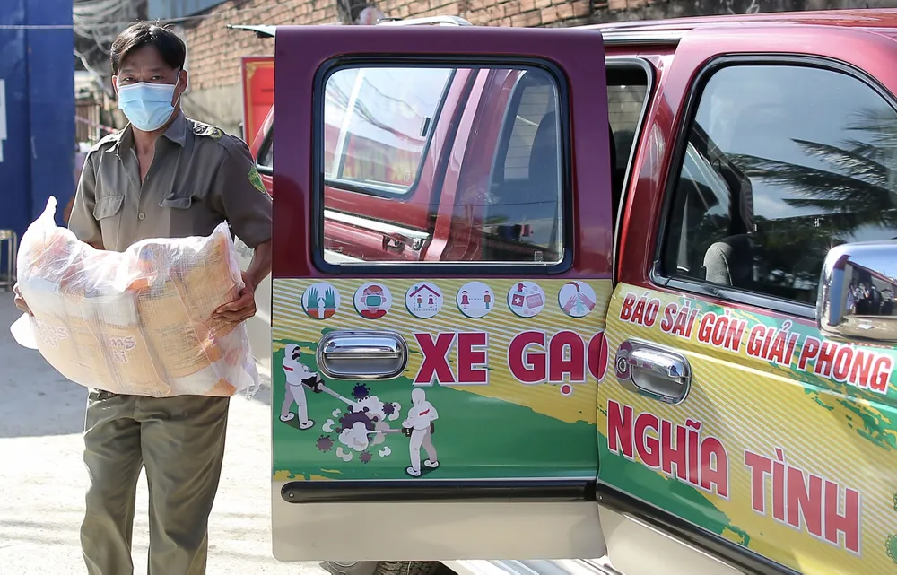 Chương trình Xe gạo nghĩa tình của Báo SGGP hỗ trợ hàng ngàn gia đình gặp khó trong đại dịch Covid-19. Ảnh: DŨNG PHƯƠNG