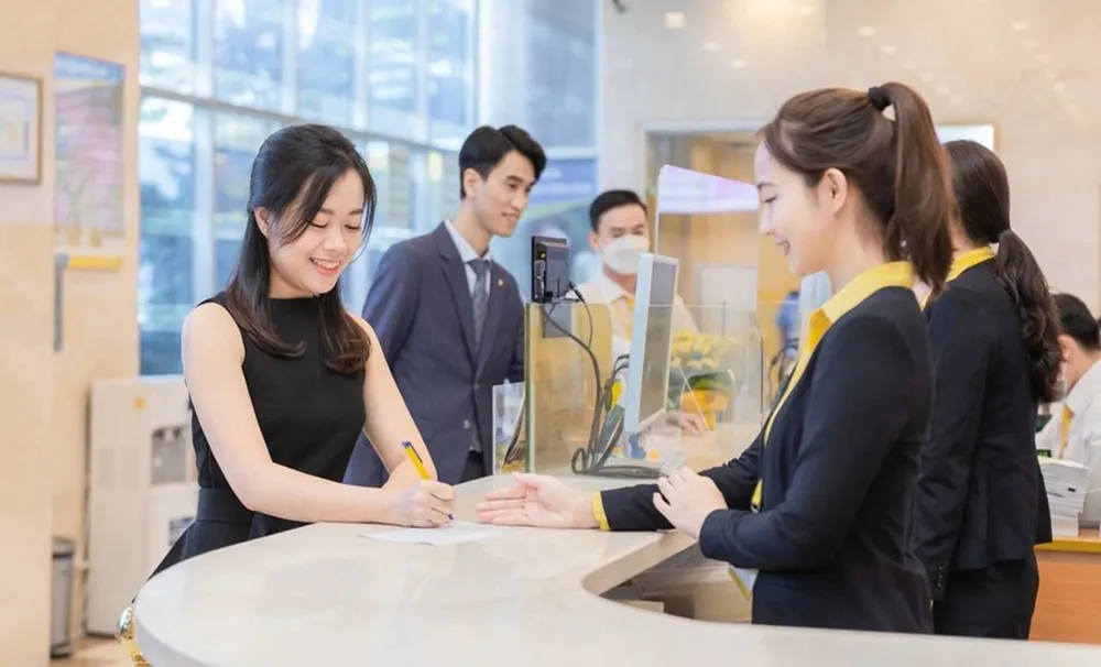 Nhiều ngân hàng thương mại giảm lãi suất huy động và cho vay sau khi FED tăng lãi suất. Ảnh: MINH HUY