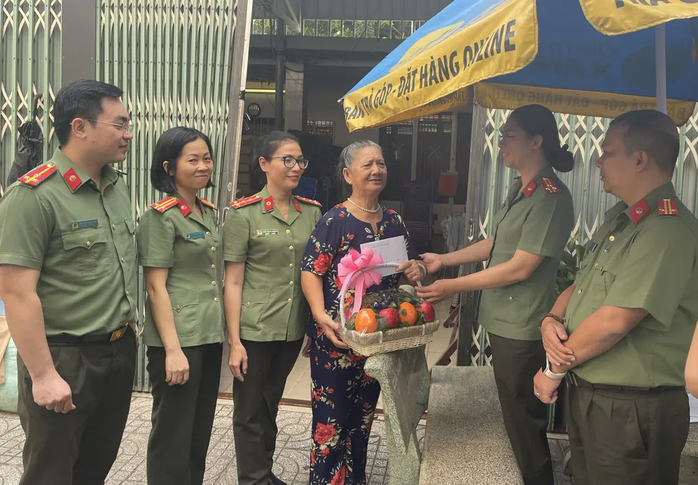 Cán bộ, chiến sĩ Phòng ANCTNB Công an TPHCM thăm hỏi, tặng quà nguyên cán bộ phòng hoàn cảnh khó khăn