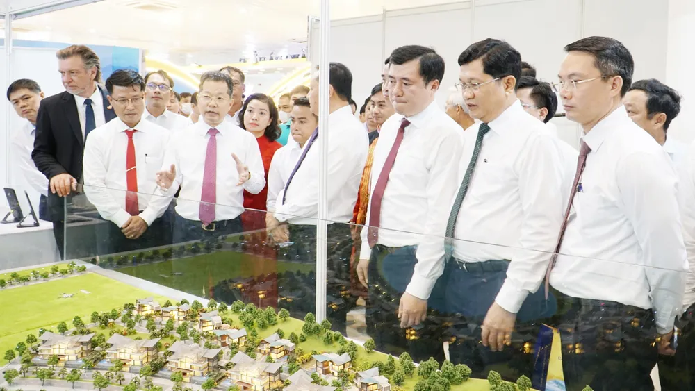 Các đại biểu tham quan gian hàng tại Hội chợ Quốc tế Thương mại, Du lịch và Đầu tư hành lang kinh tế Đông - Tây Đà Nẵng 2022