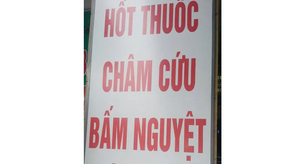 Một bảng hiệu sai lỗi chính tả: Bấm huyệt thành bấm nguyệt
