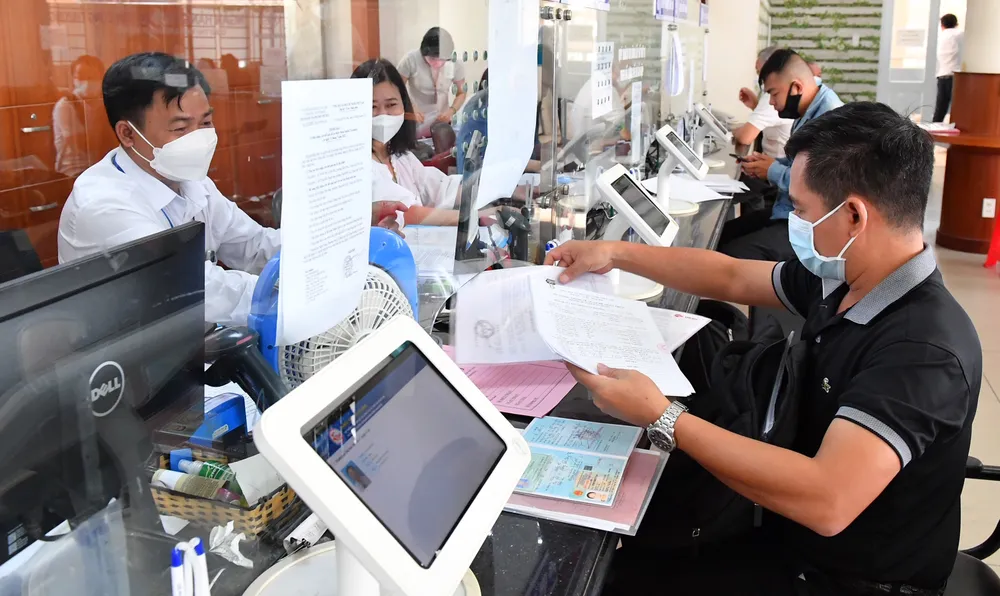 Giải quyết thủ tục hành chính cho người dân tại UBNDTP Thủ Đức (TPHCM). Ảnh: VIỆT DŨNG