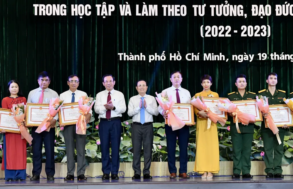 Bí thư Thành ủy TPHCM Nguyễn Văn Nên và Phó Bí thư Thành ủy TPHCM Nguyễn Văn Hiếu tặng bằng khen cho các điển hình xuất sắc tại buổi lễ. Ảnh: VIỆT DŨNG