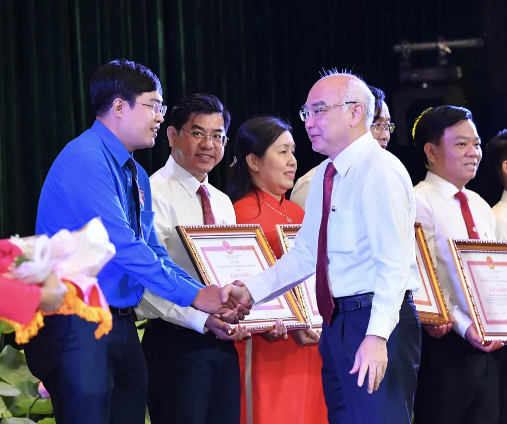 Đồng chí Phan Nguyễn Như Khuê tặng bằng khen cho các điển hình xuất sắc tại buổi lễ. Ảnh: VIỆT DŨNG