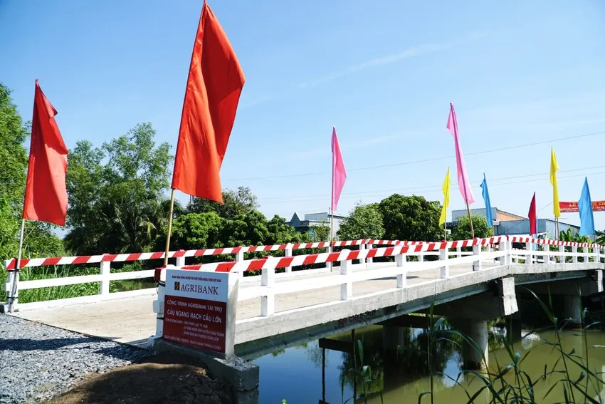 Người dân vui mừng khi cây cầu được hoàn thành