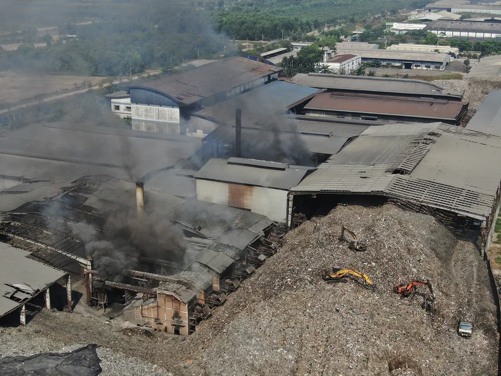 Khói bay mù mịt tại một đơn vị xử lý rác ở Khu liên hợp xử lý chất thải Phước Hiệp (Củ Chi, TPHCM). Ảnh: HOÀNG HÙNG