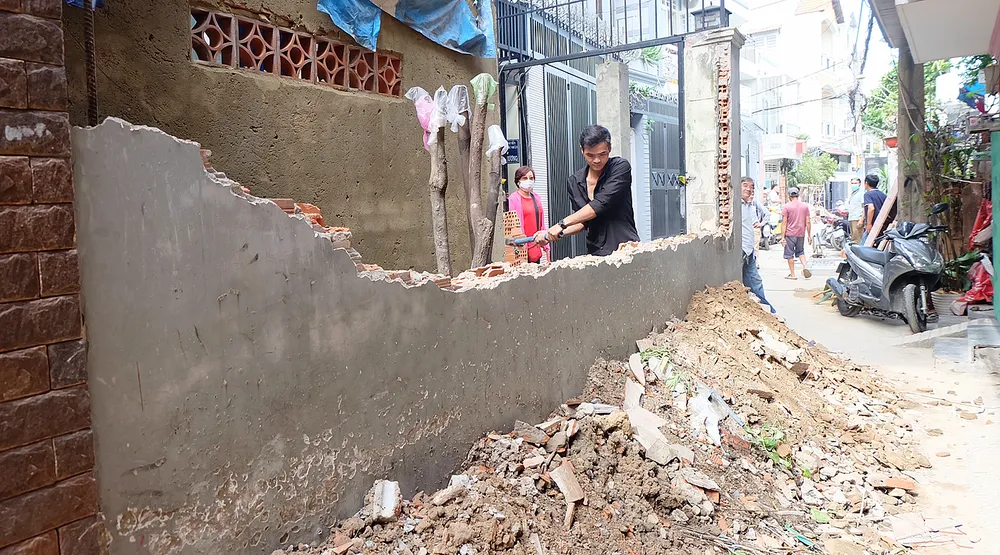 Người dân hẻm 694 Nguyễn Kiệm, quận Phú Nhuận tháo dỡ vật kiến trúc từ cuối năm 2022 nhưng địa phương chưa có kinh phí để thi công mở rộng hẻm. Ảnh: THU HƯỜNG