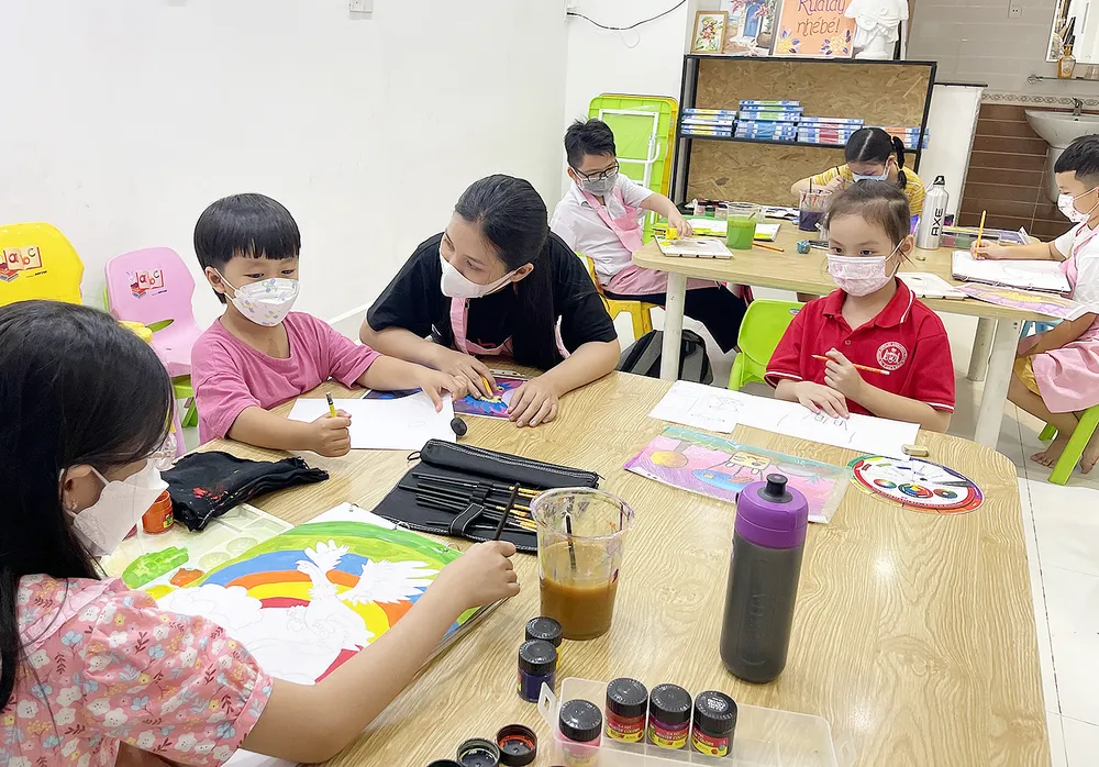 Trẻ học vẽ tại Trung tâm mỹ thuật sáng tạo Art For Kids (quận 7, TPHCM). Ảnh: HOÀNG HÙNG