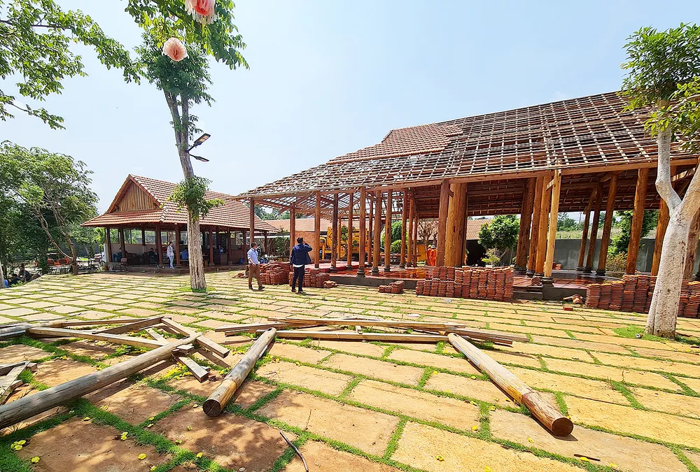 Công trình xây dựng trái phép tại Đoàn Thành Horse Farm đang được tháo dỡ