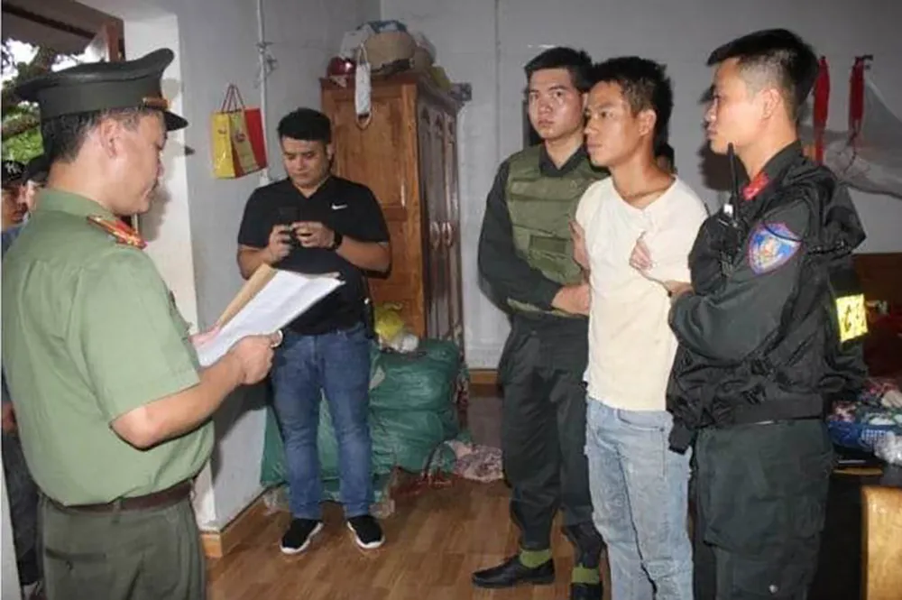 Đối tượng Trần Bá Tư (ngụ tỉnh Hòa Bình) bị công an bắt giữ vì có hành vi “Làm, tàng trữ, phát tán, tuyên truyền thông tin, tài liệu, vật phẩm nhằm chống Nhà nước”