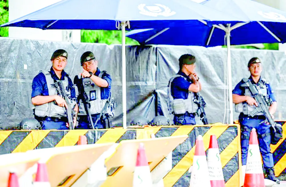 Lực lượng an ninh kiểm soát lối vào địa điểm tổ chức Đối thoại Shangri-La 2023. Ảnh: Reuters