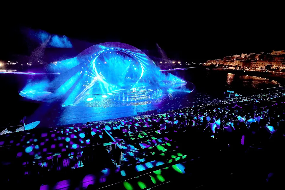 Thưởng thức show diễn Kiss The Stars tại thị trấn Hoàng Hôn