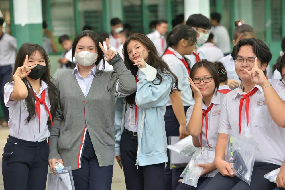 Thí sinh thi lớp 10 tại điểm thi Trường THCS Tùng Thiện Vương phấn khởi trước khi thi môn Toán. Ảnh: CAO THĂNG