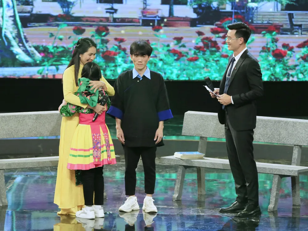 Cô Nguyễn Thị Hà, giáo viên Trường THPT Phan Đình Giót (Điện Biên) được tuyên dương nhà giáo tiêu biểu