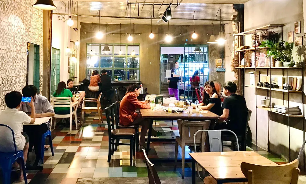 Không gian, thời gian cởi mở là lý do nhiều bạn trẻ chọn làm việc, thảo luận ở quán cà phê