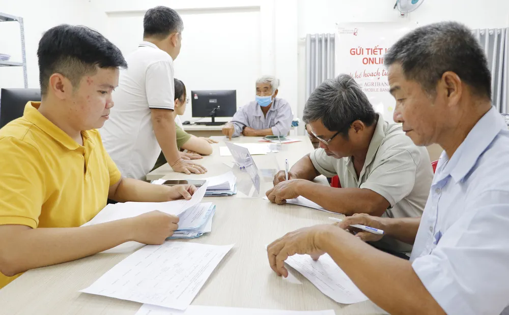 Người dân huyện Hóc Môn nhận tiền bồi thường giải phóng mặt bằng dự án đường Vành đai 3 TPHCM