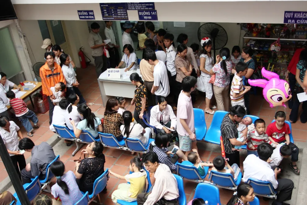 Người bệnh tới khám bệnh tới Bệnh viện Nhi Trung ương thường phải chịu cảnh chen chúc, chờ đợi