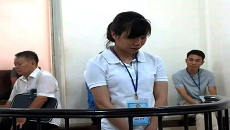 Bị cáo Triệu Thị Phương Loan trước vành móng ngựa