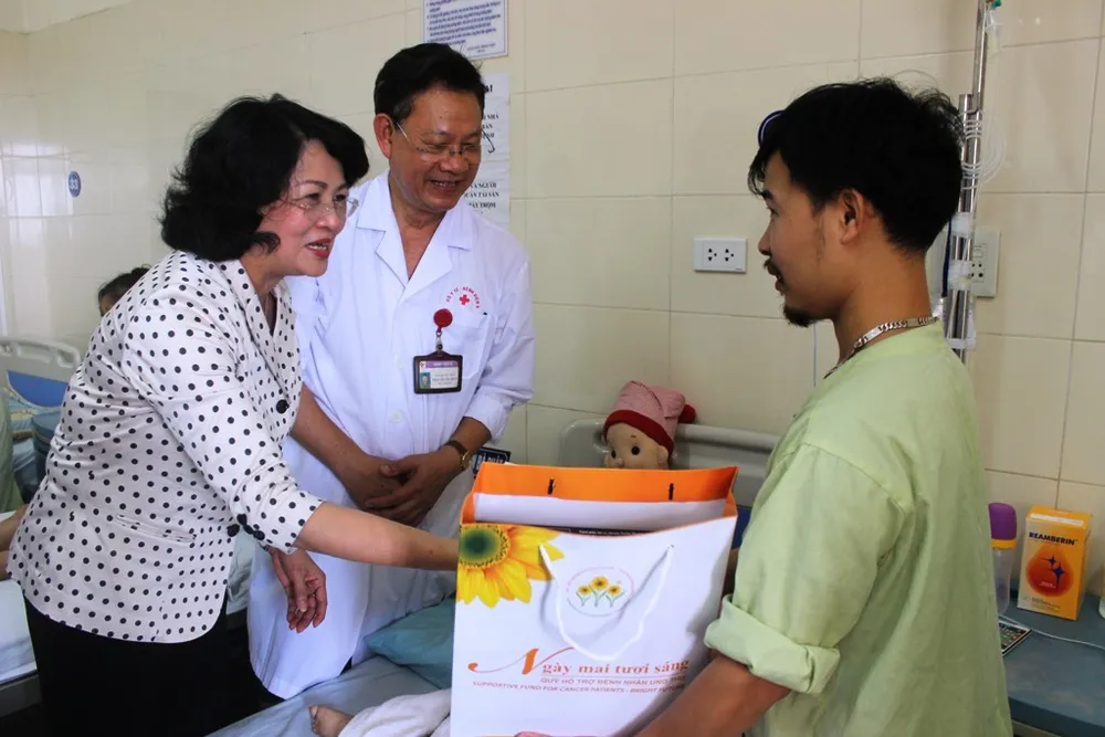  Phó Chủ tịch nước Đặng Thị Ngọc Thịnh vui Trung thu với bệnh nhi ung thư ảnh 3