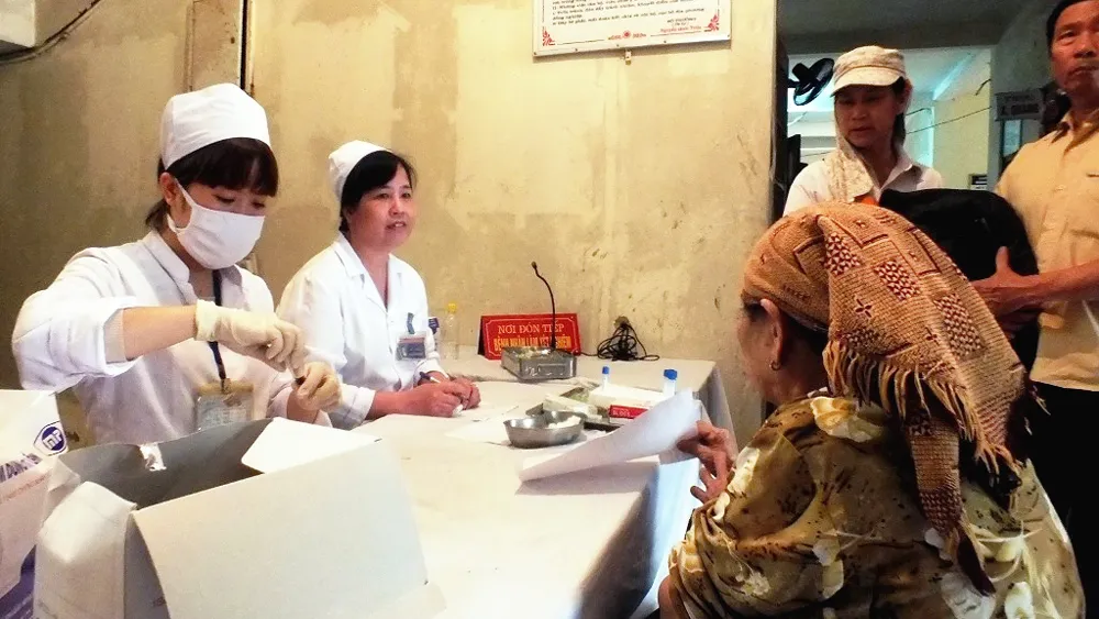 Nhiều người đi khám BHYT như đi chợ hàng ngày! ảnh 1