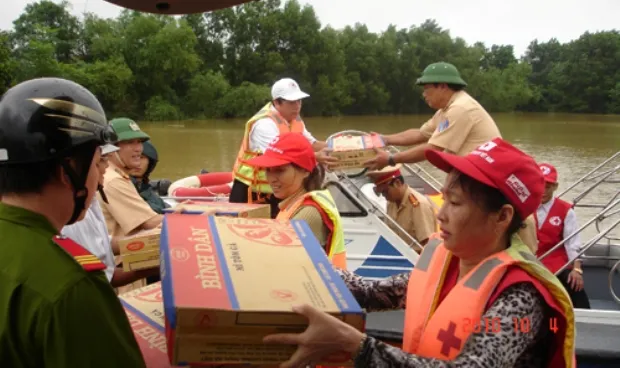 Cứu trợ khẩn cấp cấp 4 tỉnh bị thiệt hại nặng do bão số 12 ảnh 1