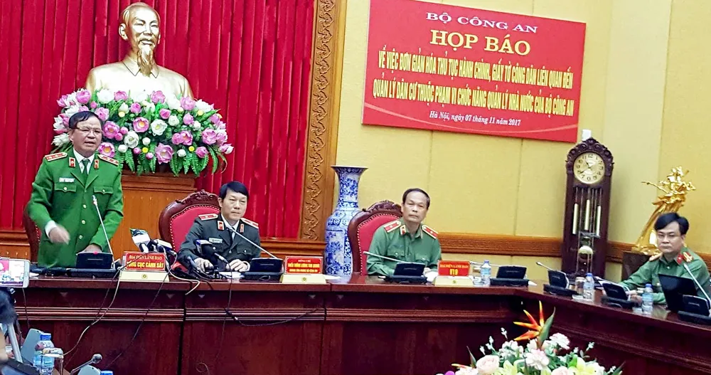 Bộ Công an bác bỏ thông tin bỏ hộ khẩu và chứng minh nhân dân ảnh 1