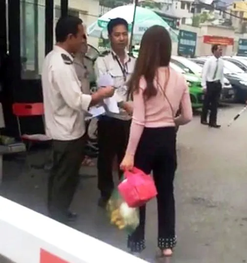 Nhân viên bảo vệ Bệnh viện Bạch Mai chặn xe cứu thương ngoại tỉnh ảnh 1