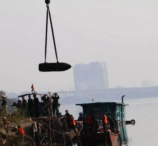 Cận cảnh quá trình trục vớt quả bom dưới sông Hồng gần cầu Long Biên ảnh 3