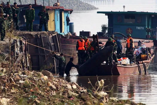 Cận cảnh quá trình trục vớt quả bom dưới sông Hồng gần cầu Long Biên ảnh 2